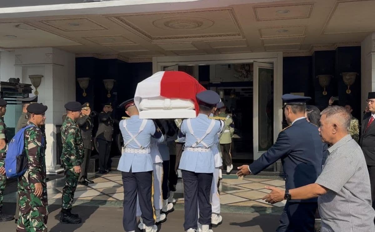 Jenazah Eks Menhan Juwono Tiba di Kemenhan Jelang Upacara Penghormatan Terakhir