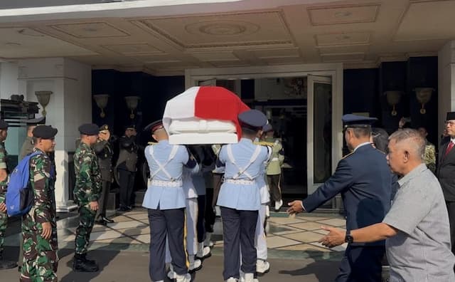 Jenazah Eks Menhan Juwono Tiba di Kemenhan Jelang Upacara Penghormatan Terakhir