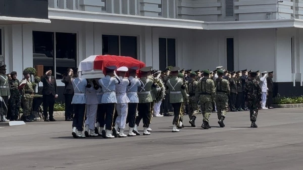 Jenazah Eks Menhan Juwono Sudarsono Diberangkatkan ke TMP Kalibata
