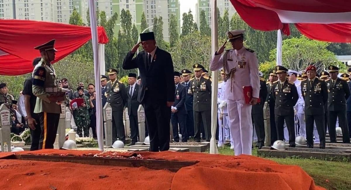 Dipimpin Menhan Sjafrie, Pemakaman Juwono Sudarsono di TMP Kalibata Diwarnai Isak Tangis