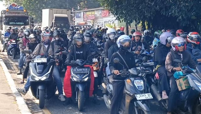 Puncak Arus Balik, Pemudik Motor Membeludak di Jalur Pantura Cirebon