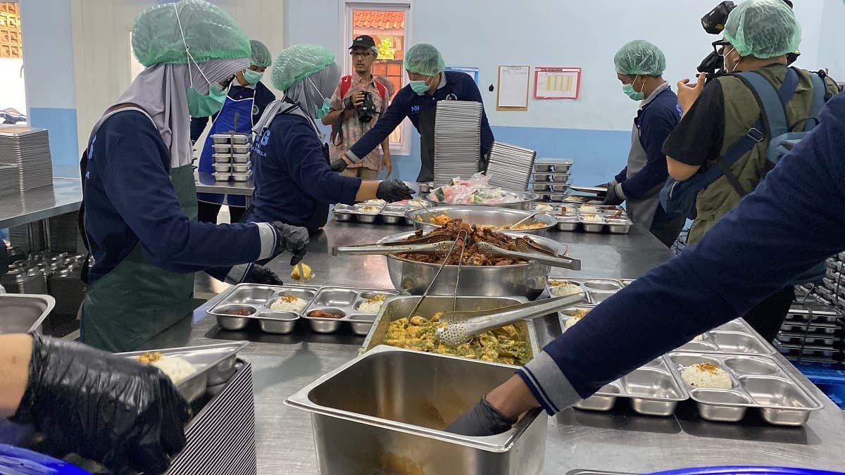 Hari Pertama MBG Usai Libur Lebaran, SPPG Kemayoran Uji Organoleptik