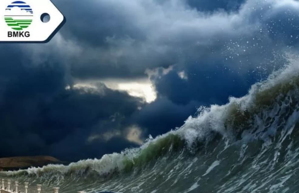 Tsunami Mulai Terjang Sejumlah Daerah, Masyarakat Diimbau Jauhi Tepi Pantai