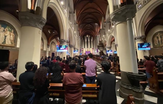 Sesi Terakhir Ibadah Jumat Agung di Katedral Penuh Kekhusyukan