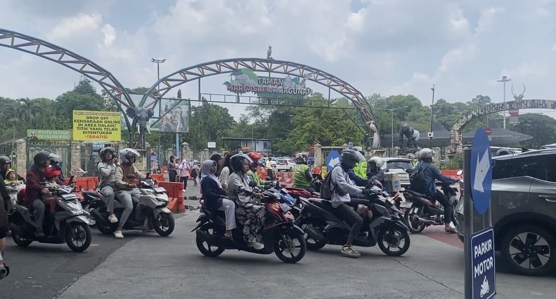 Libur Panjang Paskah, Arus Lalu Lintas di Kawasan Ragunan Macet
