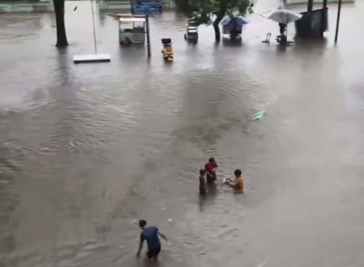 Hujan Deras, Sejumlah Wilayah Tangsel Terendam Banjir dan Longsor