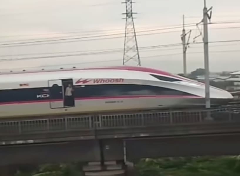 Benda Asing Masuk Lintasan, Kereta Cepat Whoosh Mendadak Berhenti di Jalur Layang Kopo