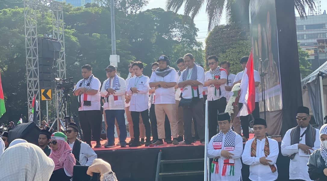 Gelar Aksi di Kedubes AS, Ribuan Orang Gelar Sholat Ghaib untuk 3 Prajurit TNI yang Gugur di Lebanon