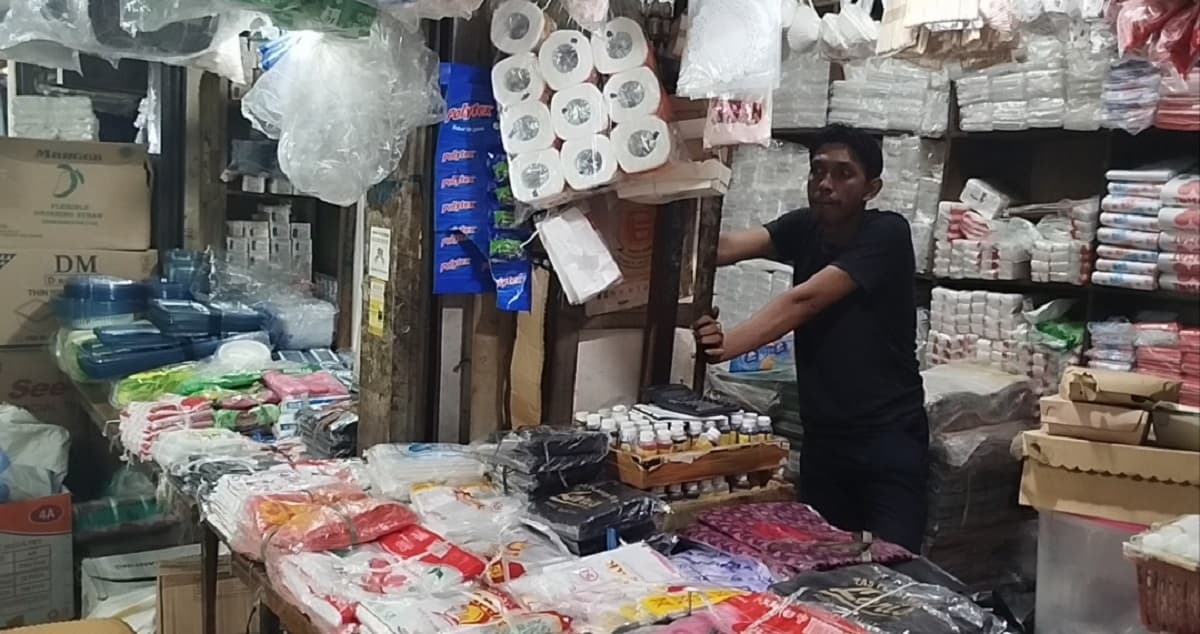 Harga Plastik Meroket, Pedagang Pasar Kesulitan Jual Dagangan