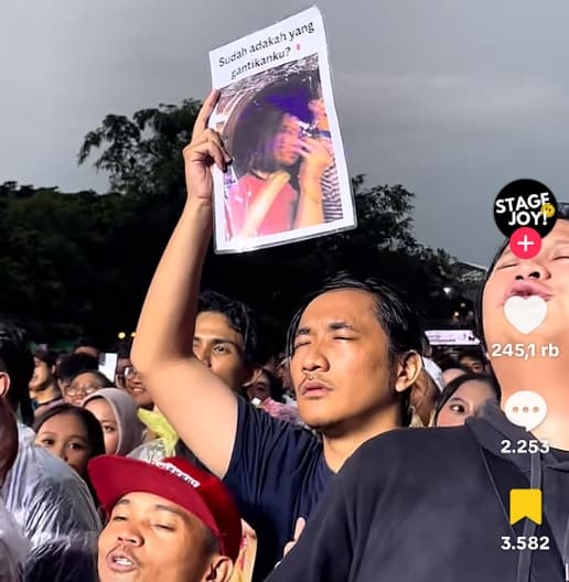 Viral! Seorang Pria Bawa Foto Bernadya dengan Pria Lain saat Konser Bikin Galau Brutal