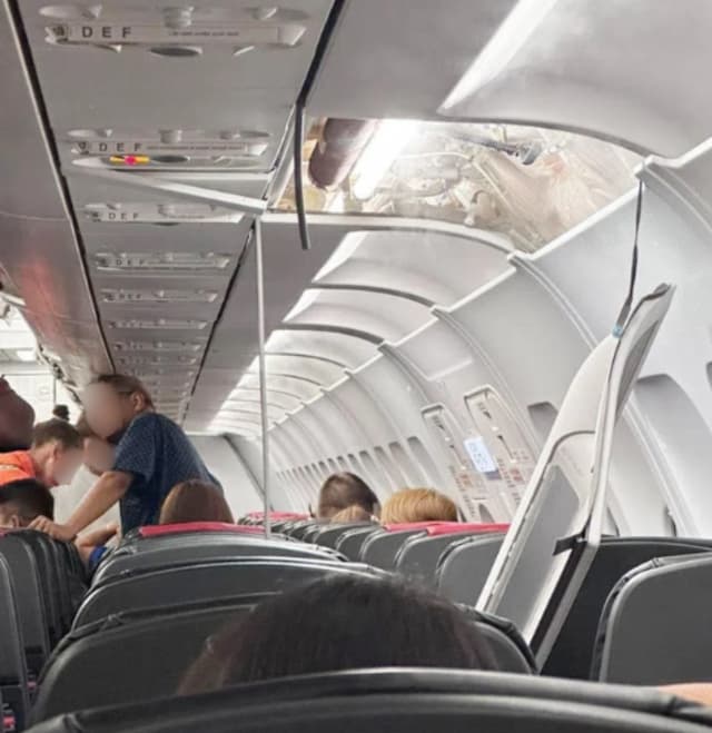 Ngeri! Panel Kabin Pesawat Jatuh saat Mendarat Bikin Penumpang Kaget