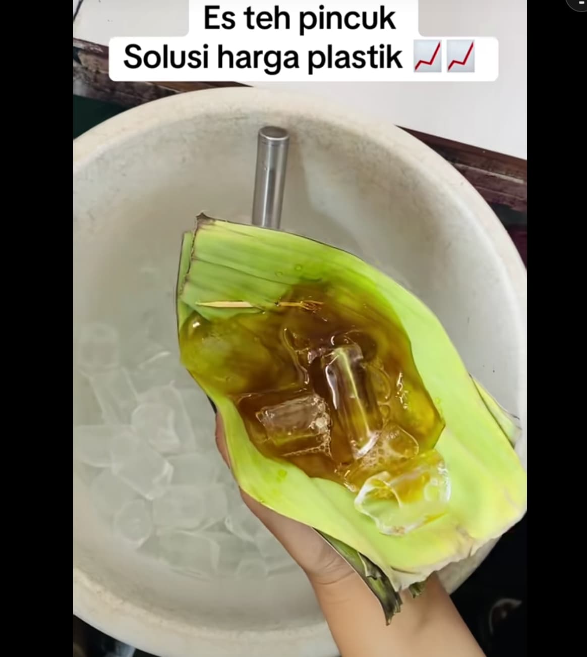 Viral! Penjual Ini Bungkus Minuman Pakai Daun Gegara Plastik Mahal