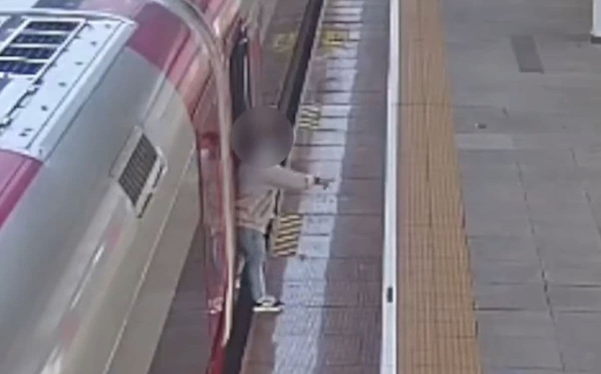 Duh! Penumpang Nekat Tahan Pintu Whoosh di Padalarang, KCIC: Kami Kecam