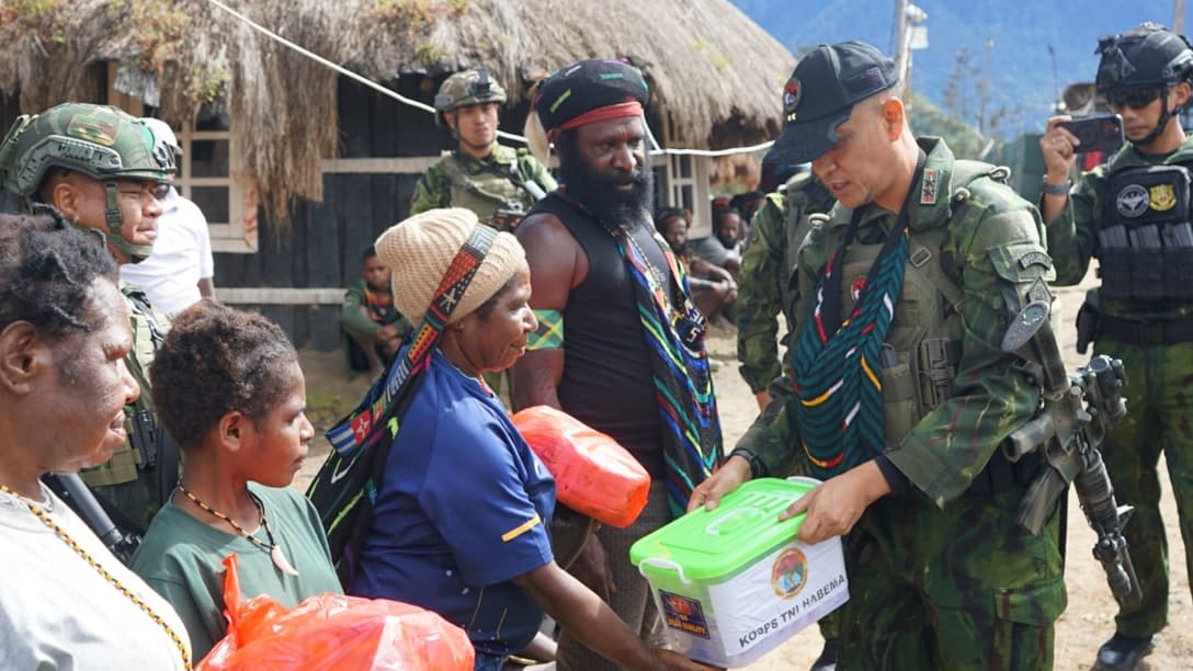 Jenderal Kopassus Yudha Airlangga Sambangi Basis KKB, Beri Pelayanan ke Masyarakat Distrik Gome