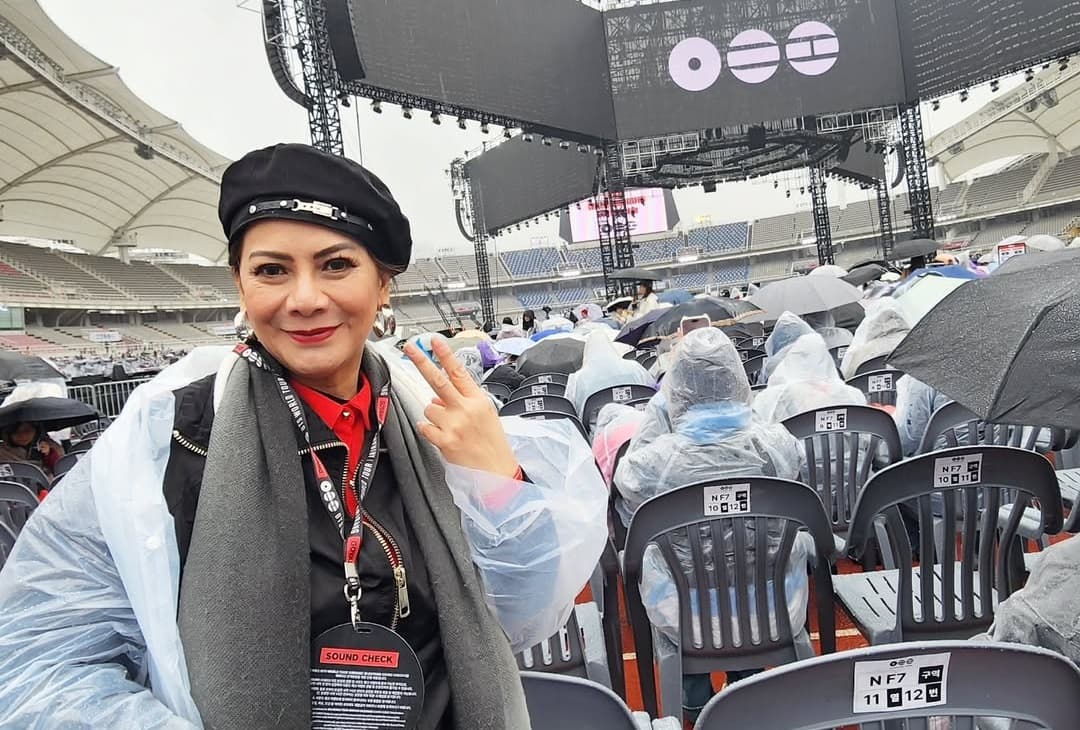 Keseruan Memes Nonton Konser BTS di Korea, Antusias meski Diguyur Hujan