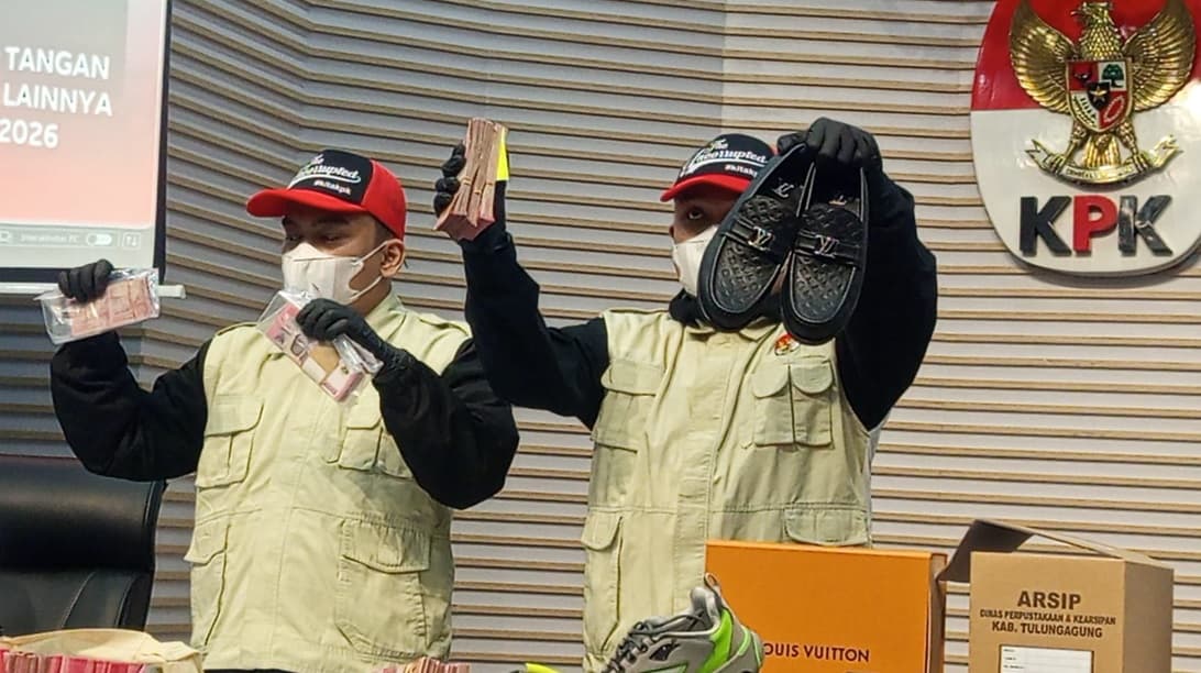Penampakan Uang Ratusan Juta dan Sepatu Louis Vuitton Hasil Pemerasan Bupati Tulungagung