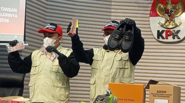 Penampakan Uang Ratusan Juta dan Sepatu Louis Vuitton Hasil Pemerasan Bupati Tulungagung
