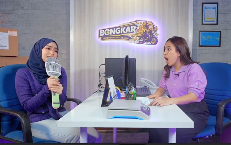 Jadi Admin Ekspedisi, Azia Riza Bongkar Paket Bareng Jelita Jelly