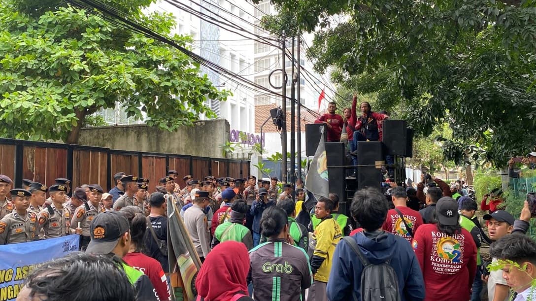 Massa Driver Ojol Kepung Kantor SMRC, Desak Polisi Tangkap Saiful Mujani