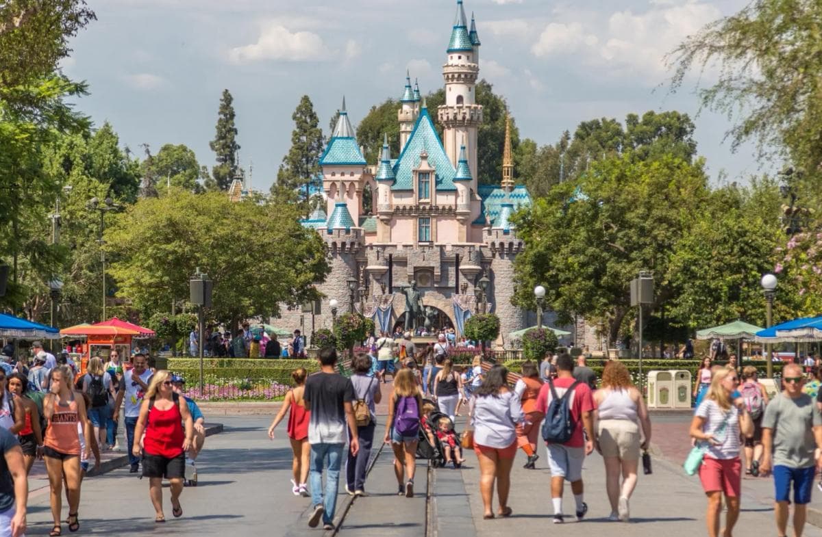 Barang Favorit Gen Z Ini Dilarang Masuk ke Disneyland