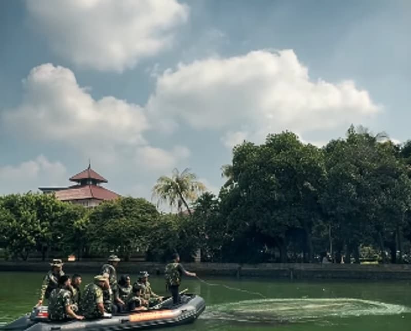 Jenderal Kopassus Bintang 3 Terjun Langsung Tangkapi Ikan Sapu-Sapu di Danau UI