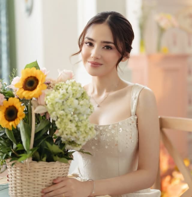 Profil dan Potret Cantik Syifa Hadju yang Akan Menikah dengan El Rumi