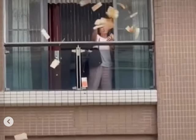 Wanita di Guangdong Lempar Uang Rp2,5 Miliar dari Apartemen, Warga Berebutan!