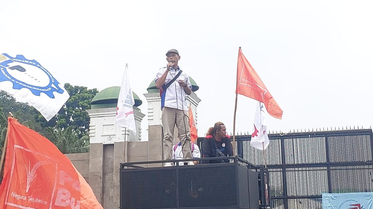 Buruh Demo di DPR, Ini Daftar Tuntutannya!