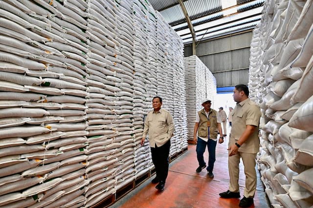 Prabowo Sidak ke Gudang Bulog Magelang, Pastikan Stok Beras Aman