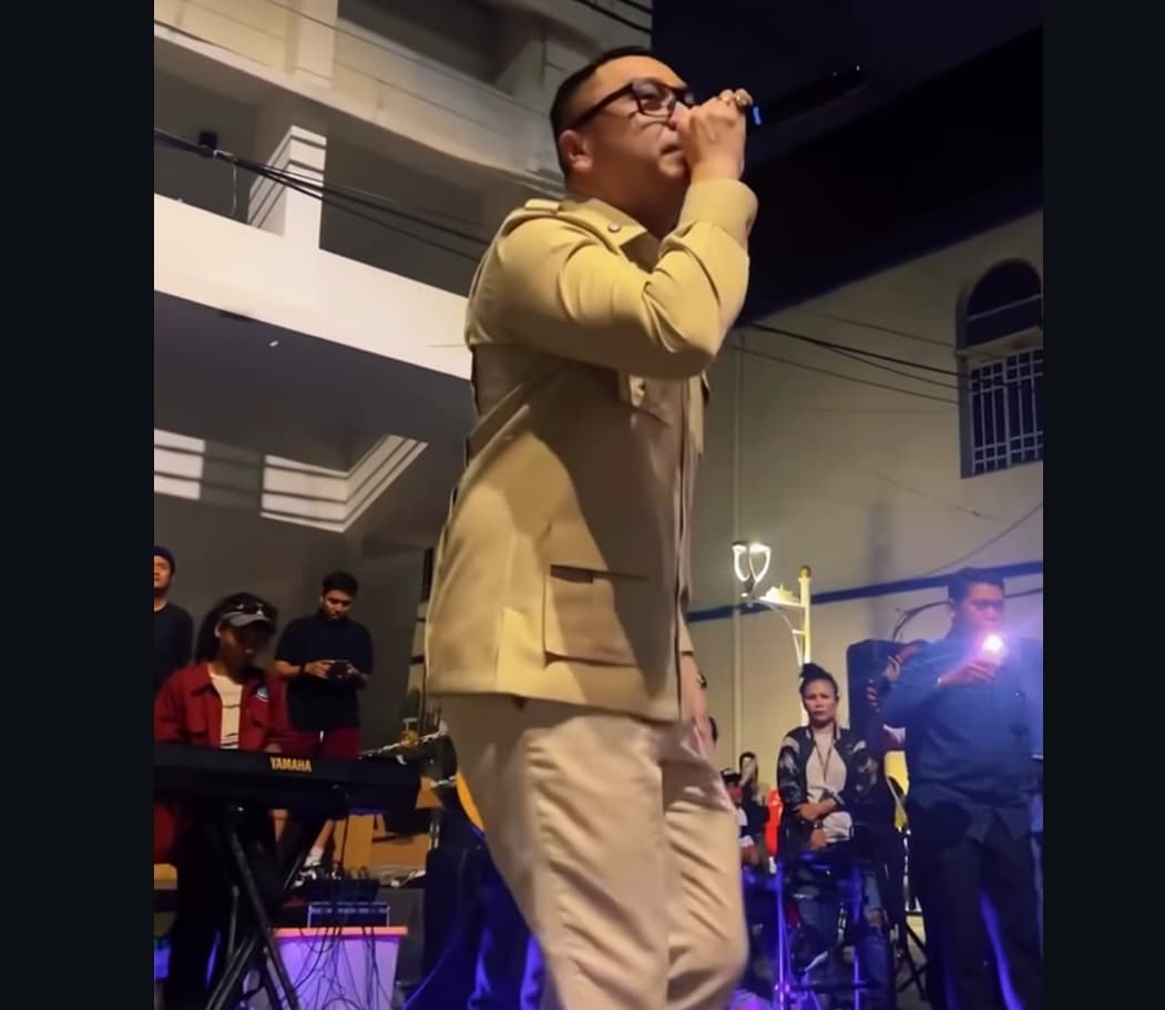 Viral! Wamenbud Giring Ganesha Nyanyi Bareng Musisi Jalanan Pakai Seragam Dinas