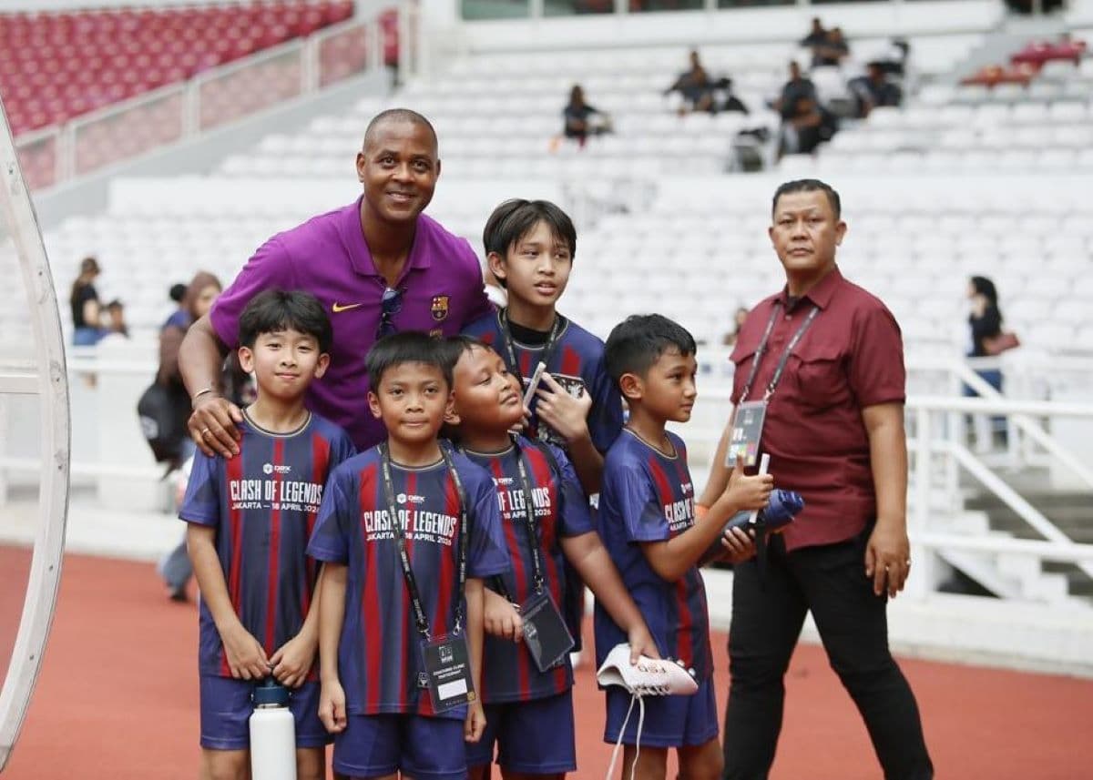 Momen Patrick Kluivert Sapa 3 Pemain Timnas Indonesia Kelar Laga Clash of Legends