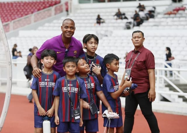 Momen Patrick Kluivert Sapa 3 Pemain Timnas Indonesia Kelar Laga Clash of Legends
