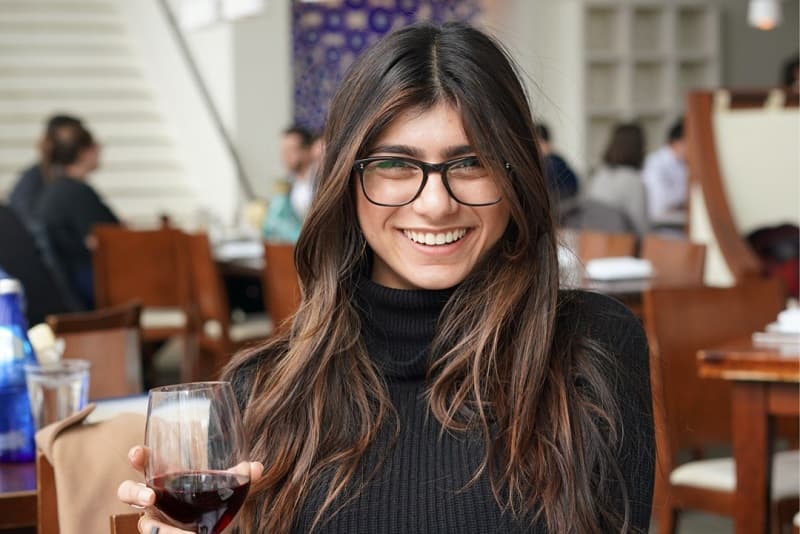 Kisah Mia Khalifa, Mantan Artis Film Dewasa yang Pernah Diancam Bakal Dipenggal ISIS