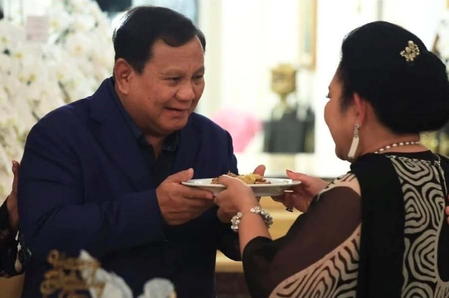 Momen Prabowo Hadiri Syukuran Ulang Tahun ke-67 Titiek Soeharto, Dapat Potongan Tumpeng