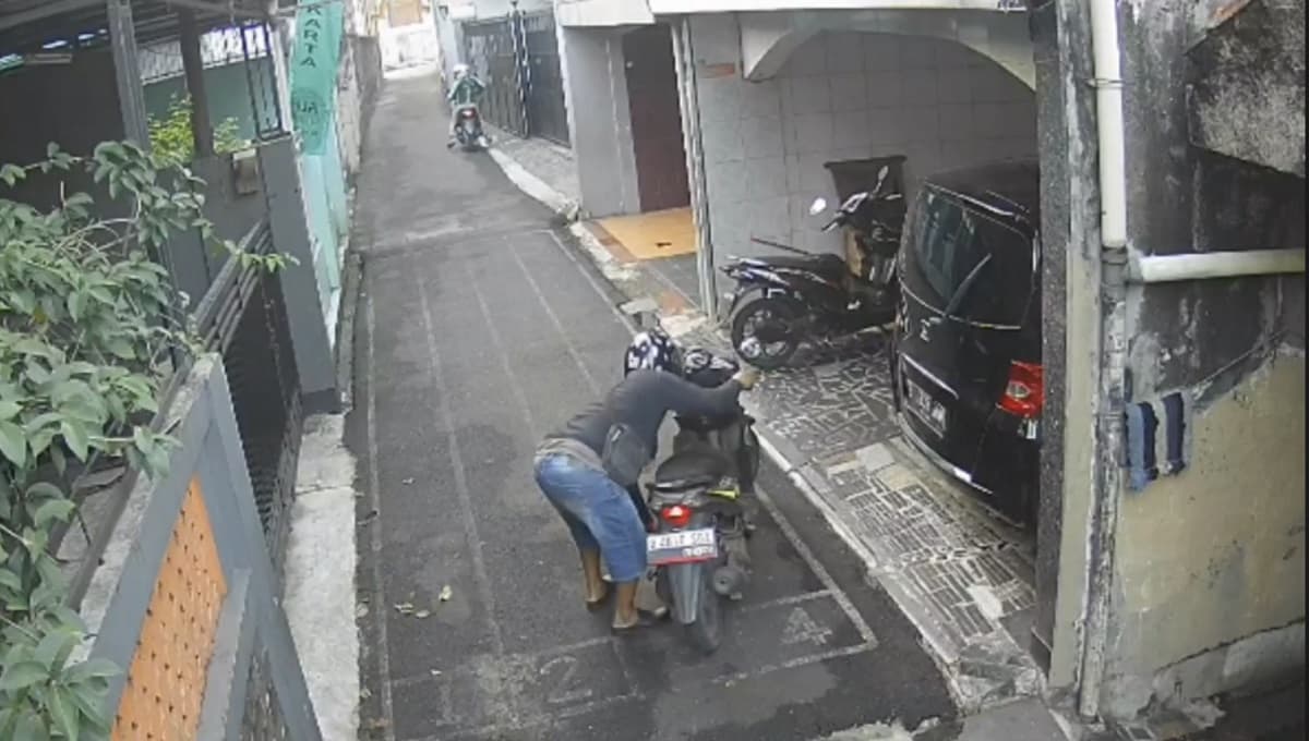 Viral Video Pencurian Motor di Bintaro Terekam Kamera CCTV