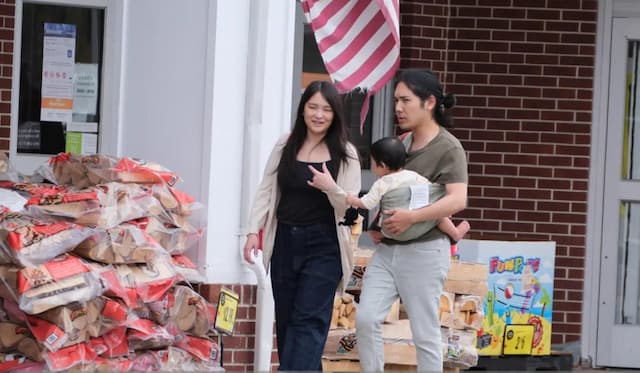 Mako Komuro Pilih Hidup Sederhana di AS, Kini Terlihat Bersama Keluarga Kecilnya