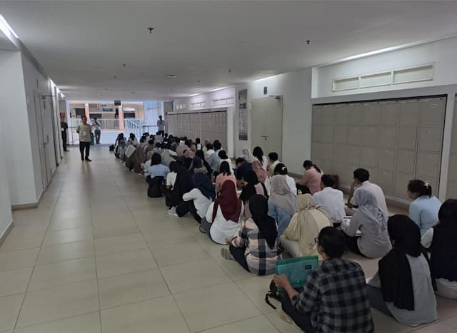 Antisipasi Kecurangan UTBK di UI, Peserta Berhijab Diperiksa Pakai Metal Detector