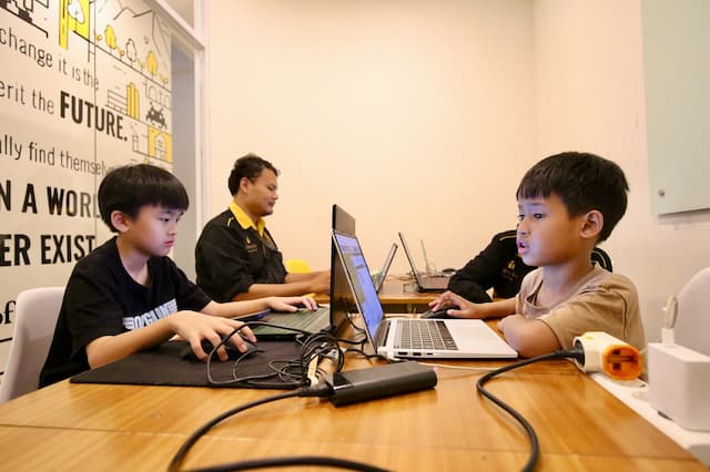 AI Makin Canggih, Coding Dinilai Tetap Penting untuk Latih Pola Pikir Siswa