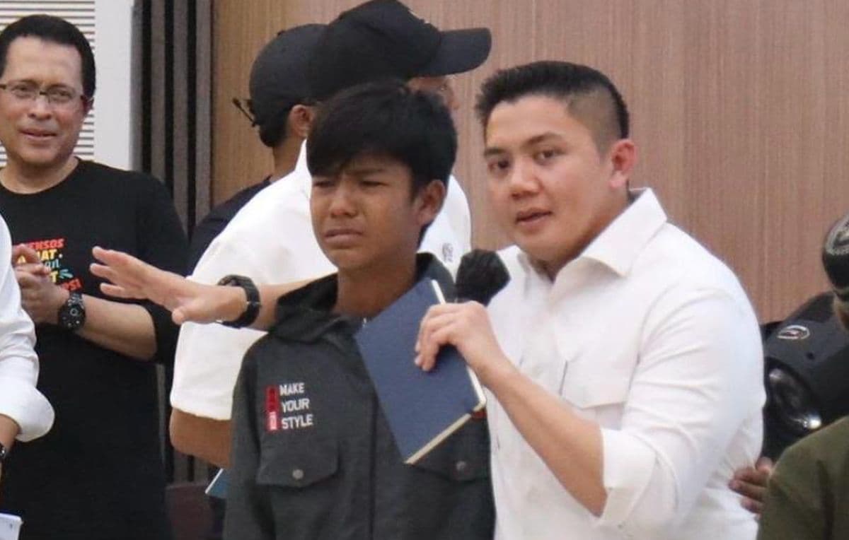 Tangis Calon Siswa Sekolah Rakyat Pecah di Pelukan Seskab Teddy