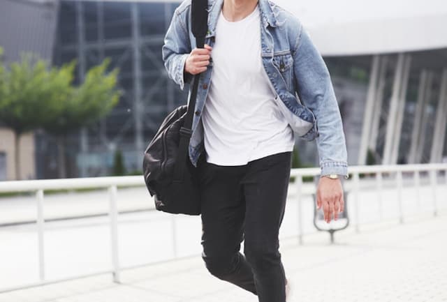 Mitos atau Fakta: Pakai Tas Selempang Berat Bikin Tulang Belakang Melengkung ke Samping?