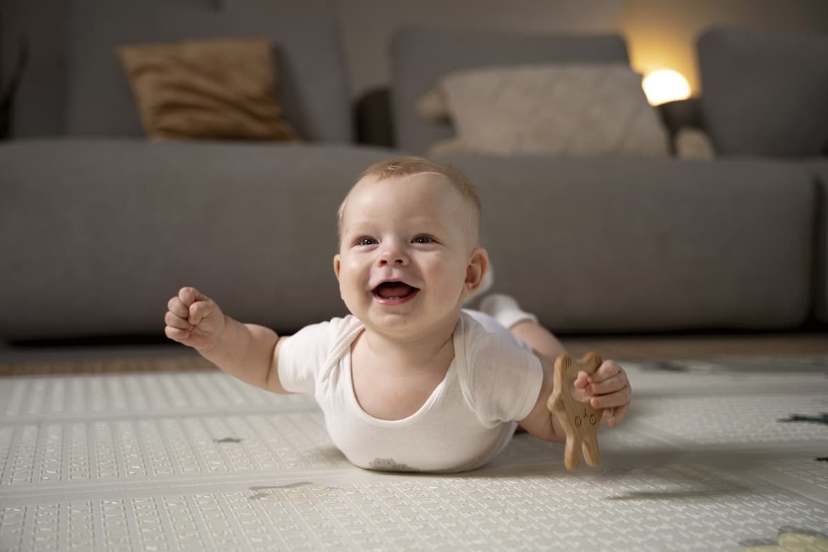 4 Cara Bikin Tummy Time Jadi Momen Seru, Bukan Drama!