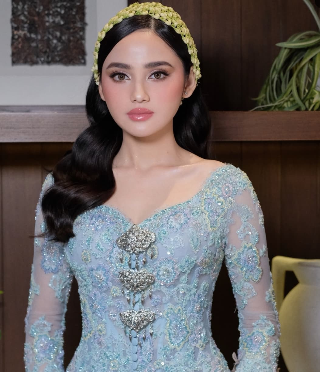 Makna Kebaya Biru Syifa Hadju, Ternyata Warna Kesukaan El Rumi