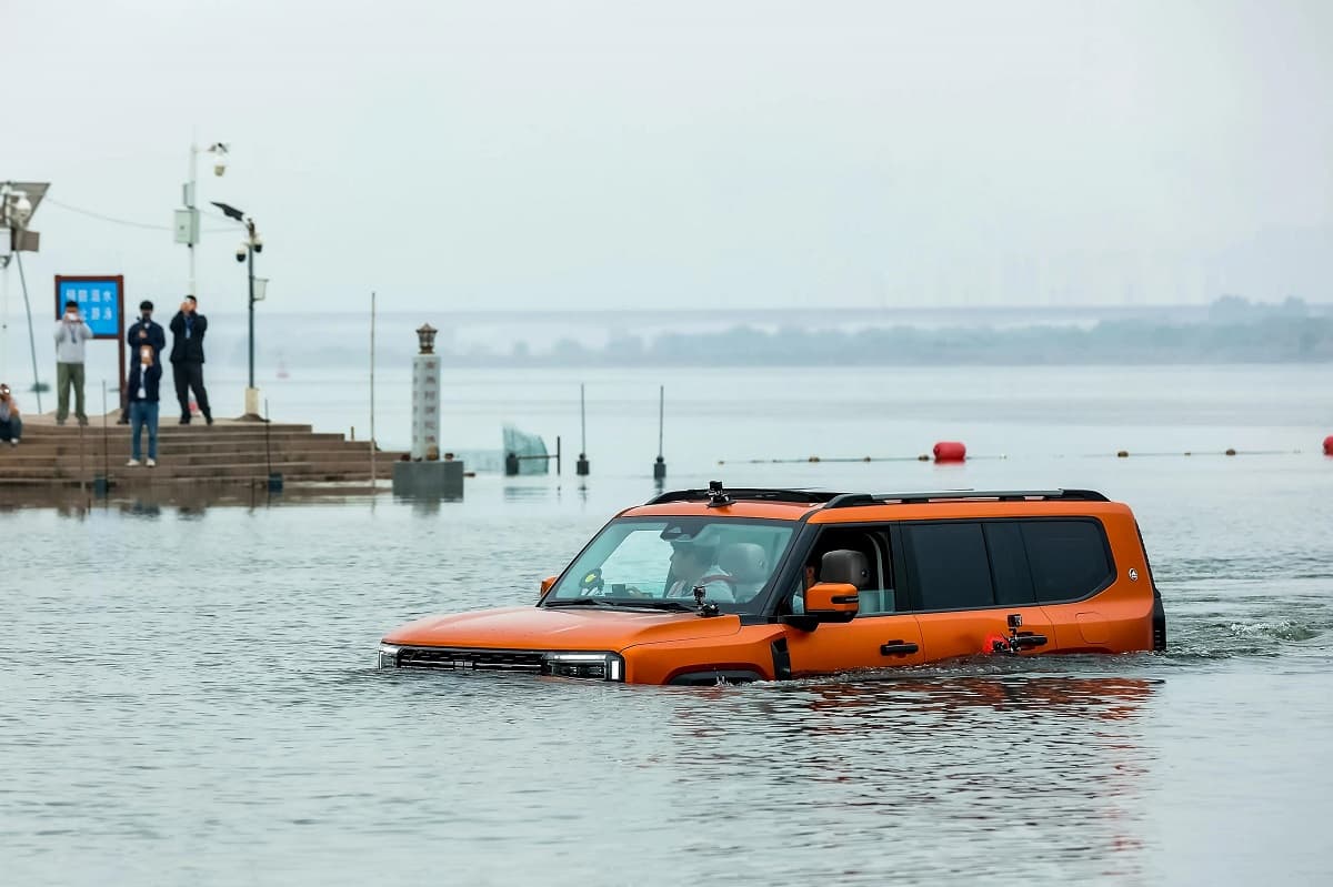 Ketika Jetour G700 Berenang Seberangi Sungai Sejauh 1,2 Km dalam 10 Menit, Pecahkan 3 Rekor