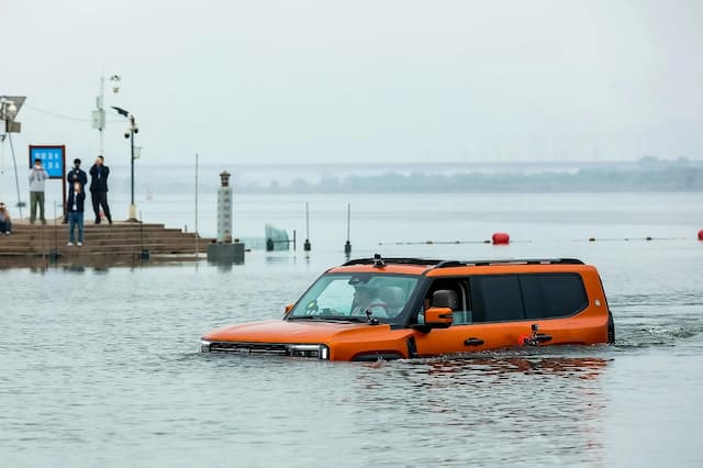 Ketika Jetour G700 Berenang Seberangi Sungai Sejauh 1,2 Km dalam 10 Menit, Pecahkan 3 Rekor