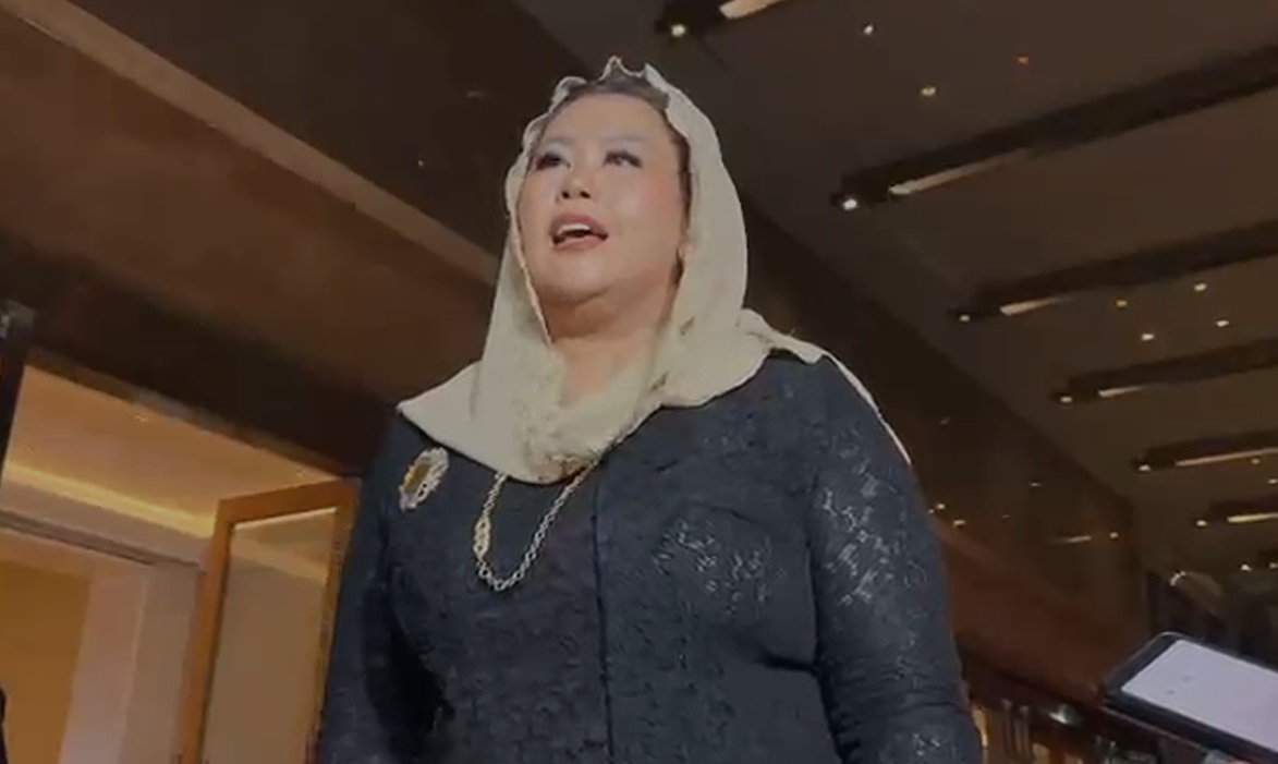 Salah Dresscode, Yenny Wahid Pilih Berkebaya ke Resepsi Pernikahan El Rumi dan Syifa Hadju