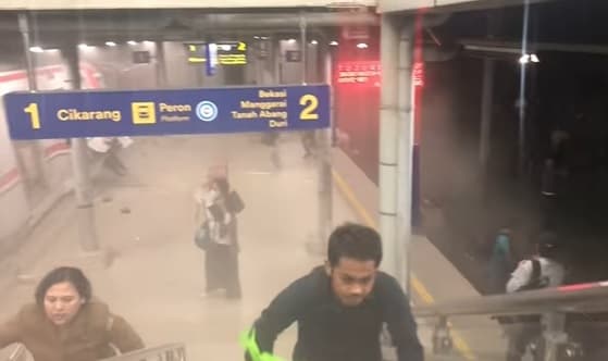 KRL Ditabrak Kereta Argo Bromo Anggrek di Stasiun Bekasi Timur, Penumpang Kocar-Kacir!