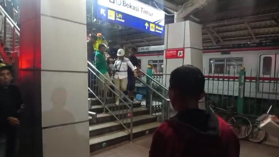 Proses Evakuasi Korban Tabrakan Kereta di Stasiun Bekasi Timur Berlangsung Dramatis
