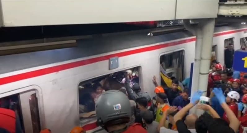 Detik-Detik Mengerikan KRL Ditabrak Kereta Argo Bromo di Stasiun Bekasi Timur, 4 Penumpang Tewas! Detik-Detik Mengerikan KRL Ditabrak Kereta Argo Bromo di Stasiun Bekasi Timur, 4 Penumpang Tewas!