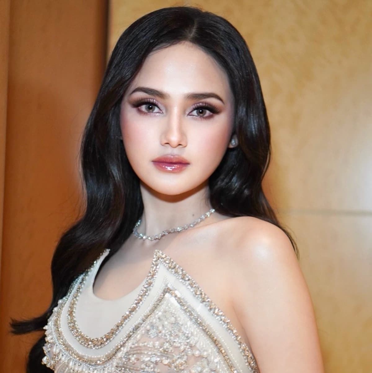 Intip Gaya Make Up Syifa Hadju di Resepsi Pernikahan, Soft Glam Look!