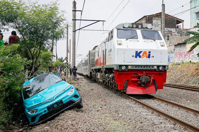7 Tips Lintasi Rel Kereta dengan Aman agar Tak Mati Mesin